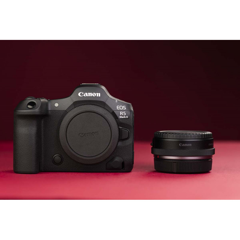 Canon EOS R5 Mark II con adaptador EF a RF